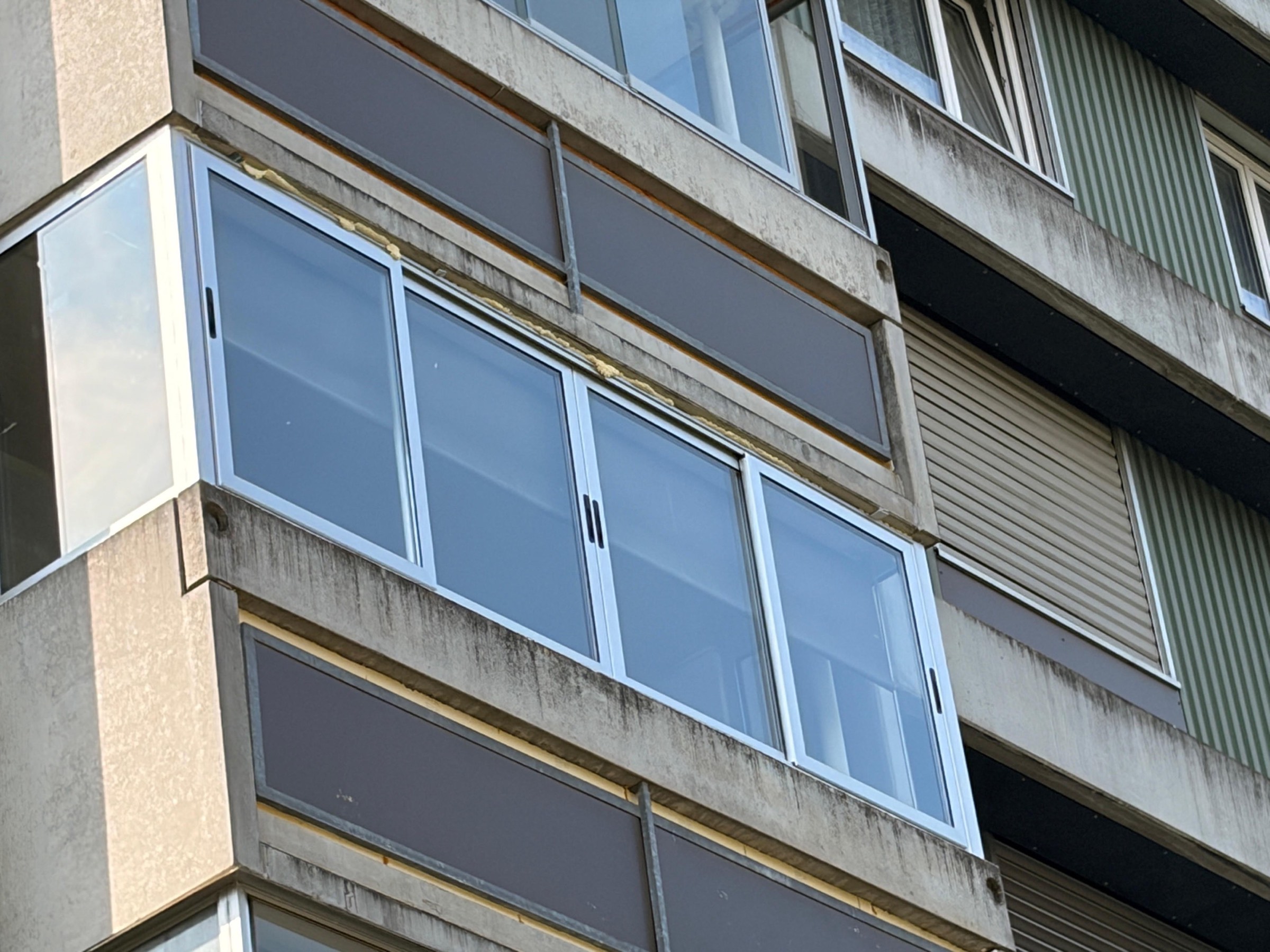 Baulicher Bestand während der Arbeiten an einer Balkonfassade in Bern