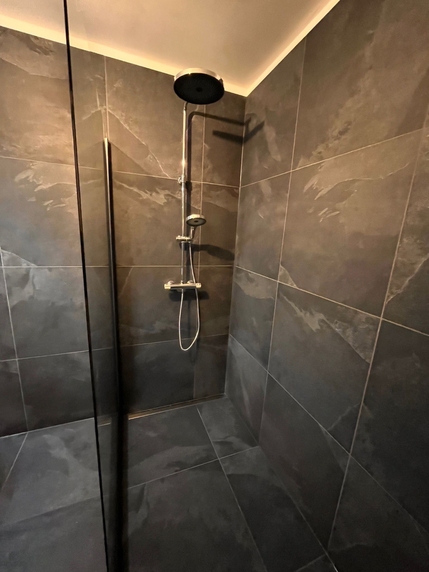 Begehbare Dusche mit Glasabtrennung