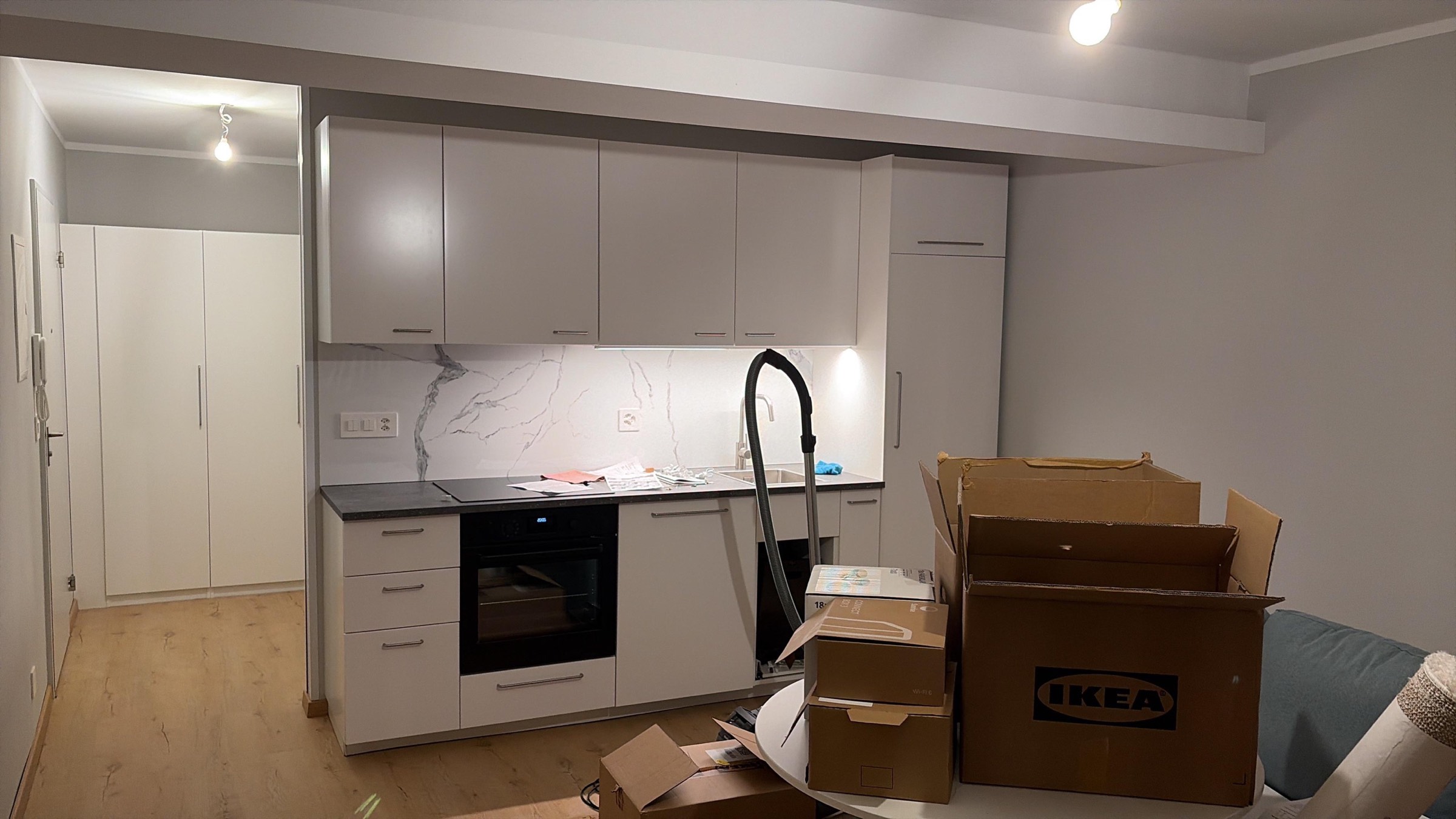 Weisse Küche nach der Montage in derselben Wohnung