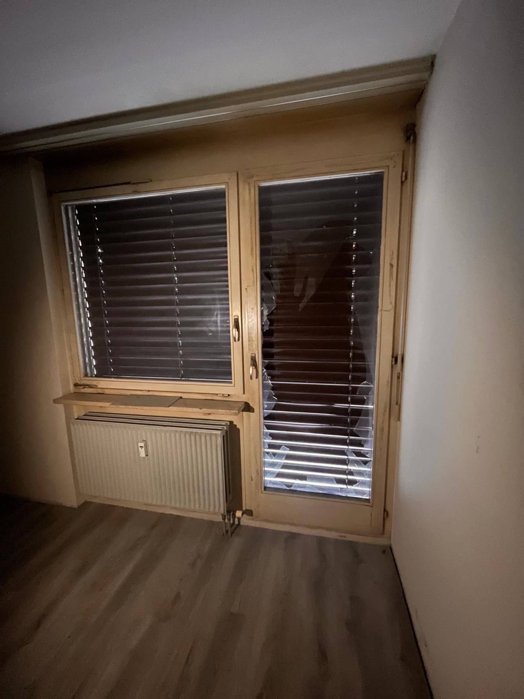 Fenster- und Heizkörperbereich vor dem Innenausbau