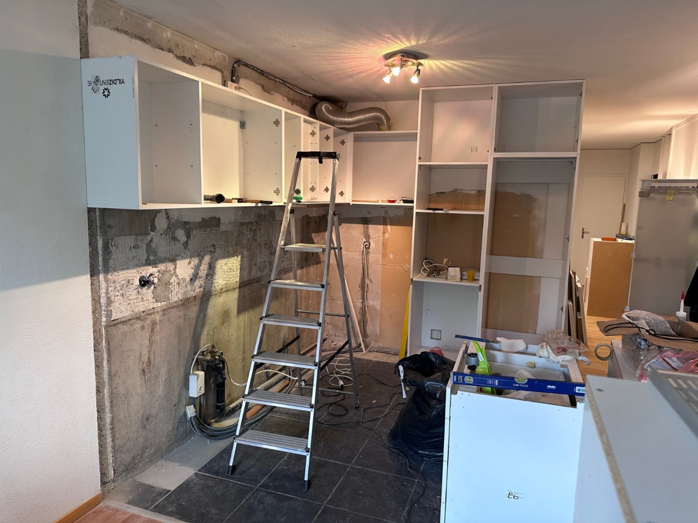 Weisse Küche während der Montage der Schränke